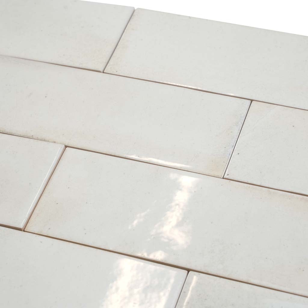 Clean and Fresh White Kitchen Backsplash Tile